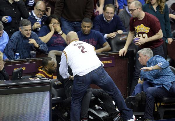 nba球員救球時的名場面!羅德曼貼地飛行,奧尼爾直接清空替補席