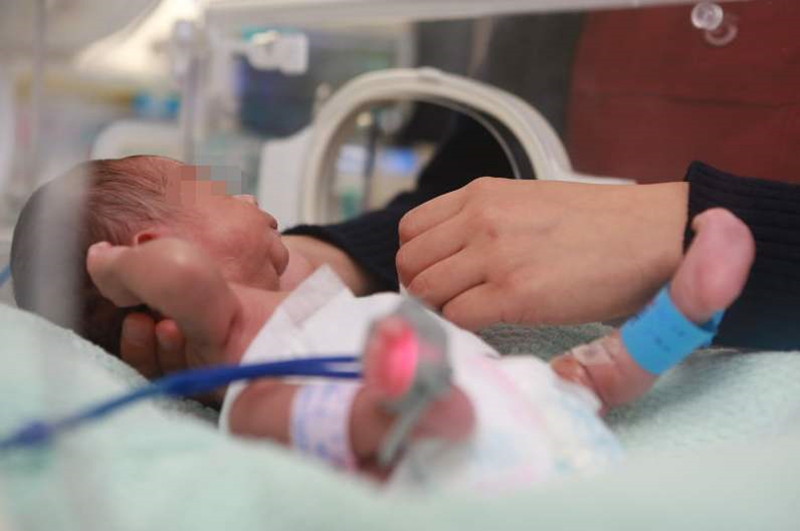 婴儿出生时嬉皮笑脸,护士一巴掌打哭了,宝妈知道原因后表示感谢