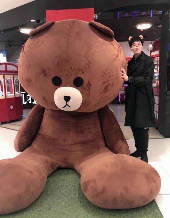 而那90多万个"围观者",则是小熊绅士的粉丝.