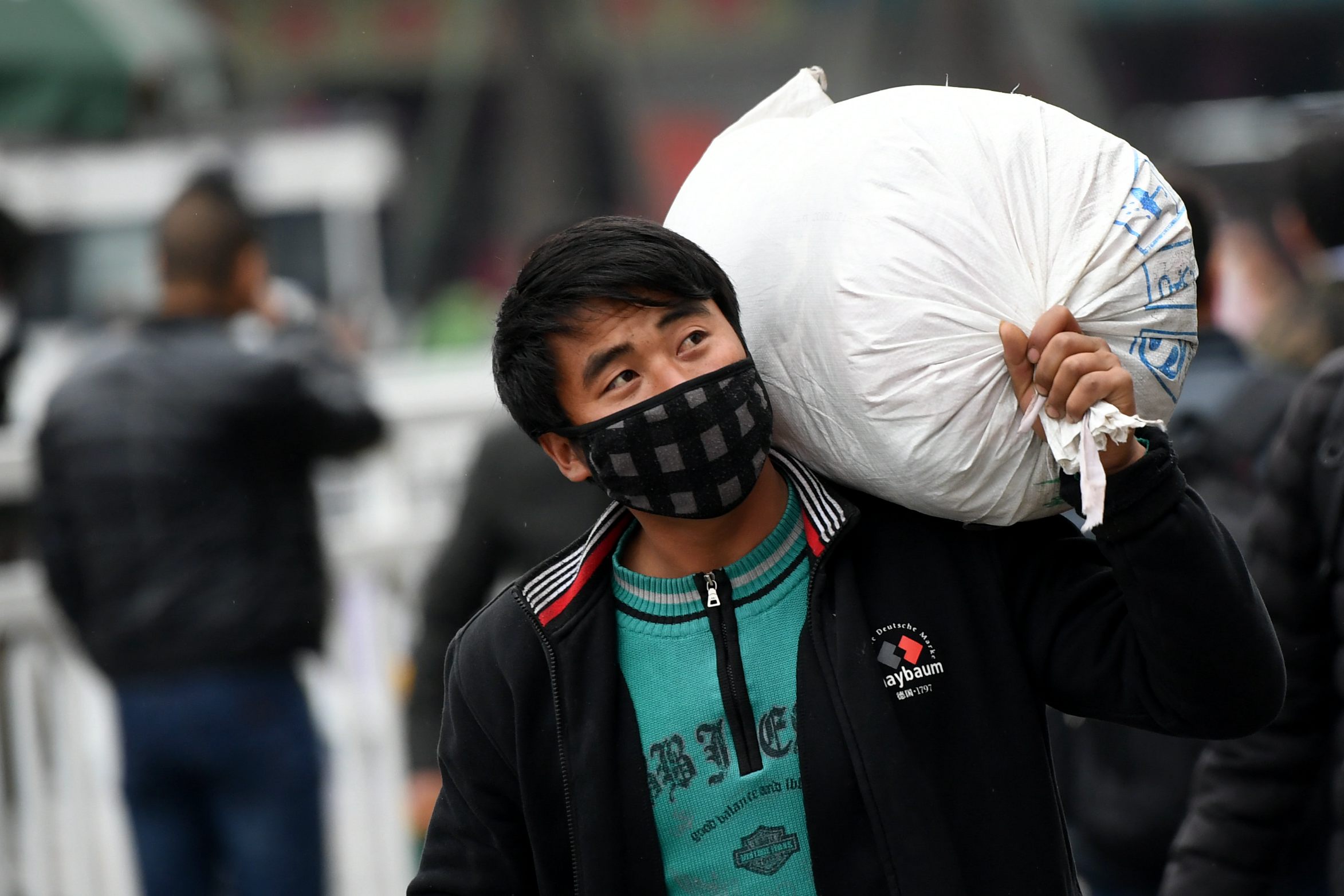 春运大潮中,那些压在农民工肩上的行囊,沉重得让人心酸