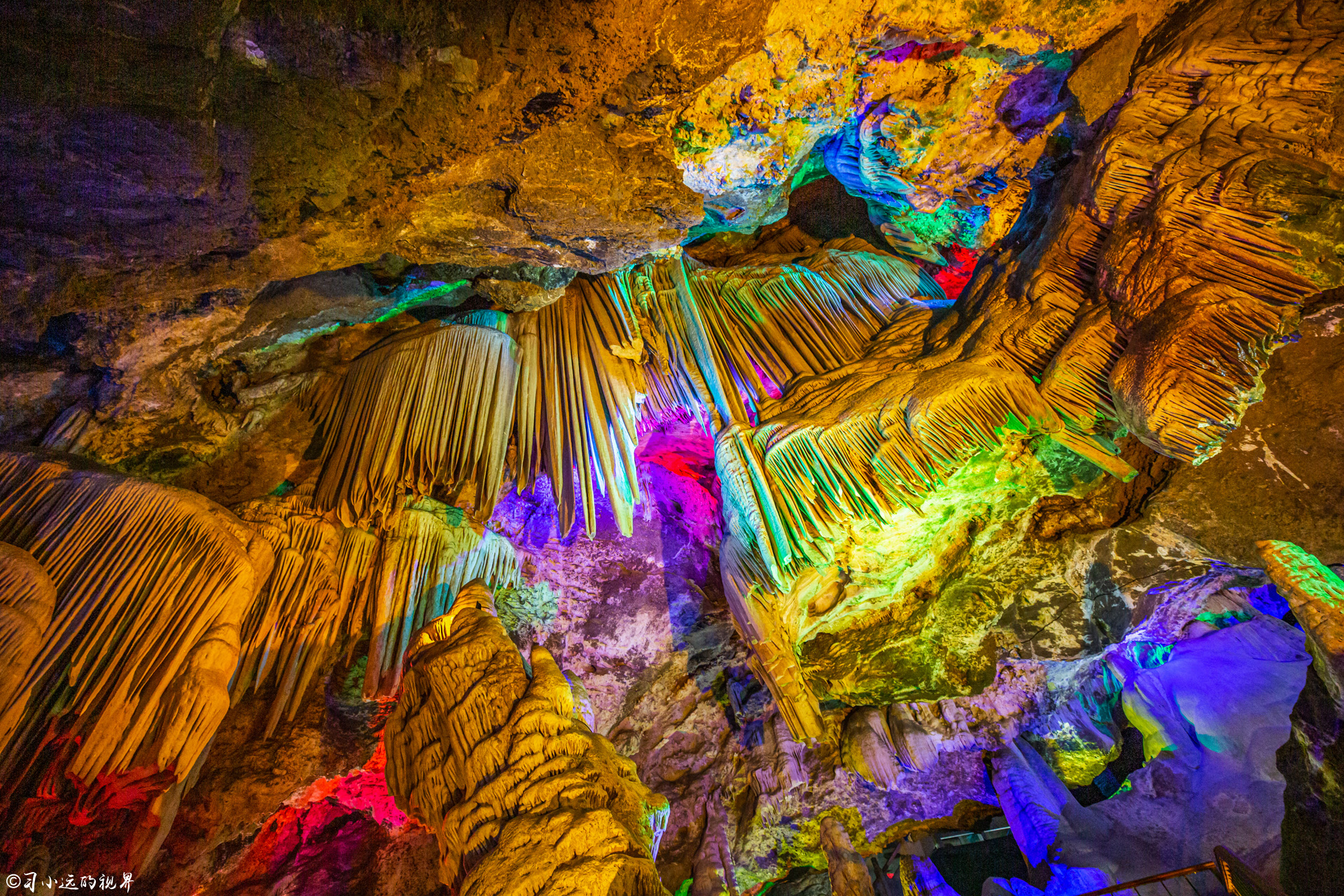 首先映入眼帘的是景观"叠罗汉",这是一根高4米,笔直