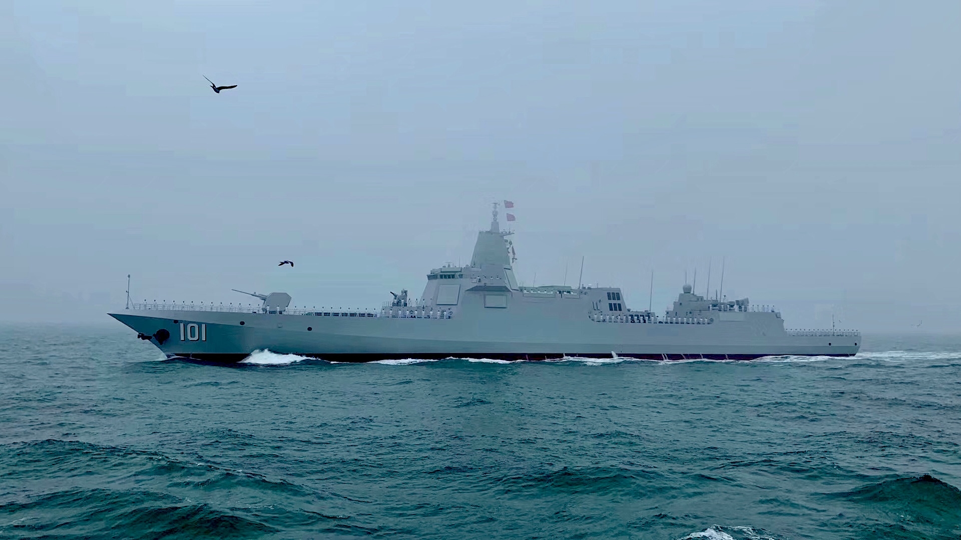 海上阅兵高清大图:万吨级101号"南昌"舰展露迷人的风采