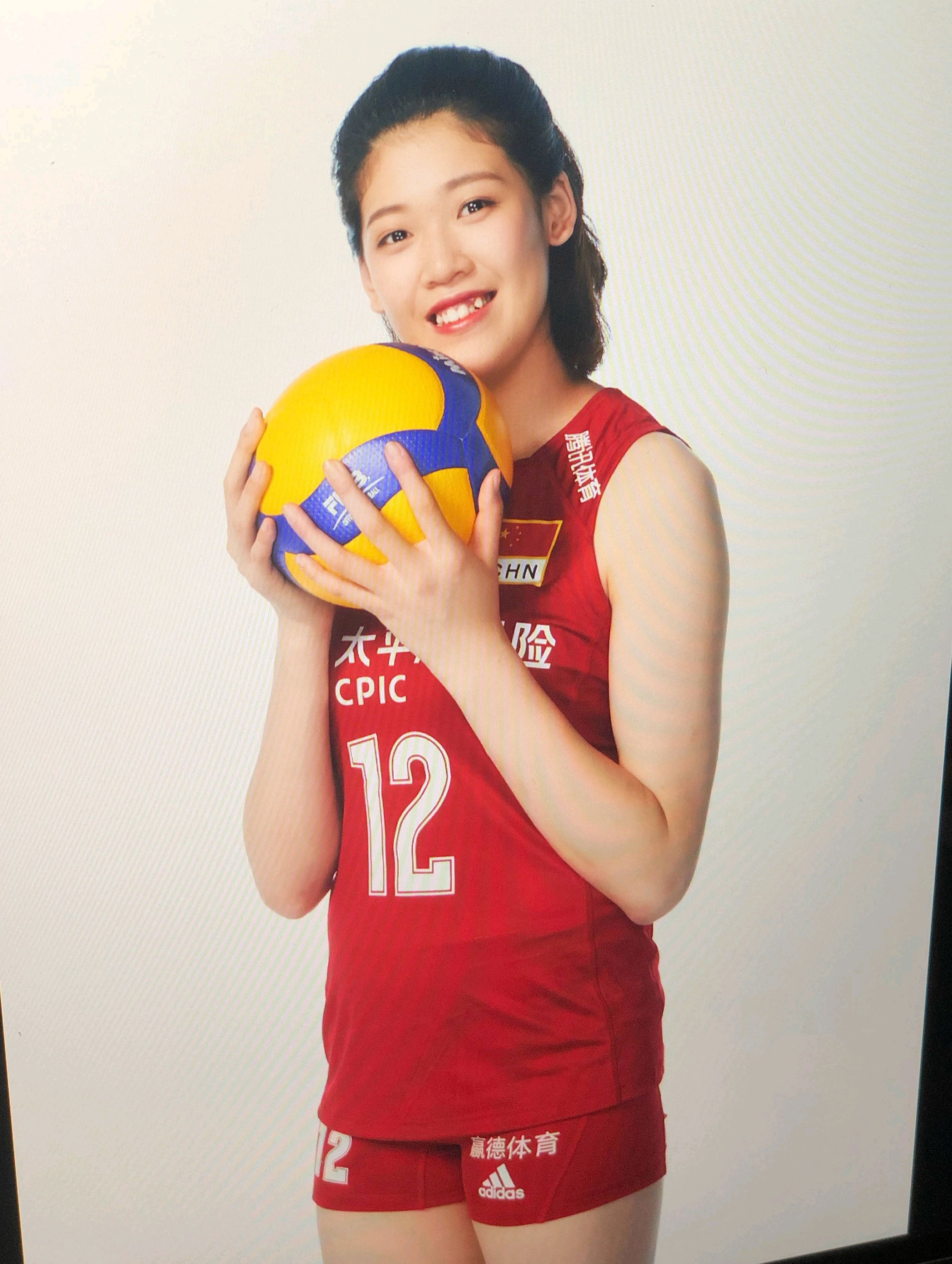 女排新服装主打中国红,四赞助商抢镜登陆,保险巨头居c位!