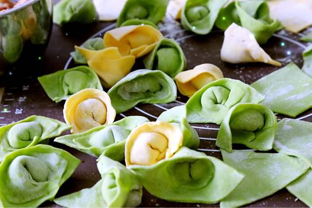 馄饨也能做出五颜六色,孩子们看了都喜欢