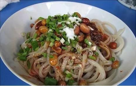 一碗充满着凉气和美味的凉粉就做好了.