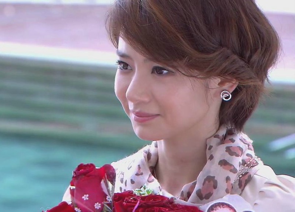 糖糖饰演灰姑娘刘小贝,戚薇饰演的就是高贵的公主沐之晴