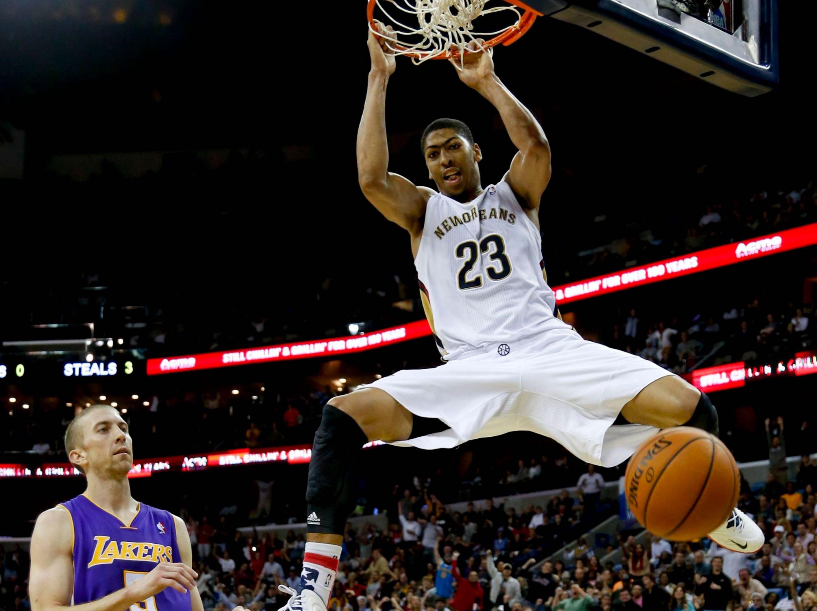 能揽住5个座位却抱不住女友和妈妈,浓眉哥的臂展到底有多长?