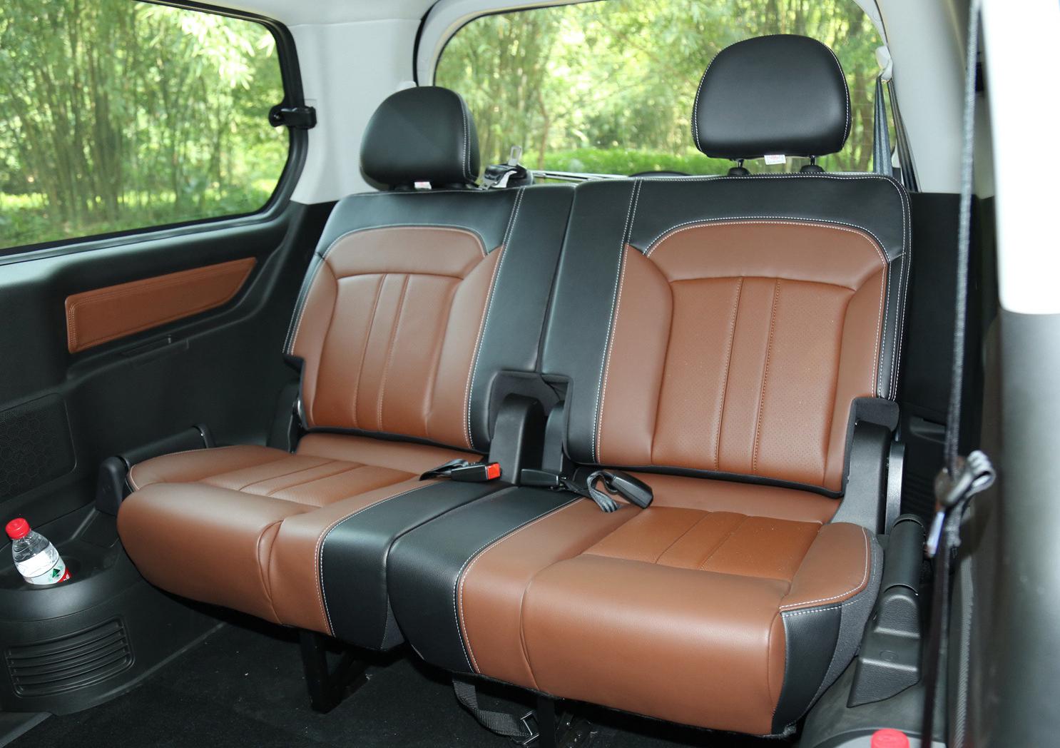 《风行f600》空间太宽敞了,如果坐进去,我相信是一种很别致的体验,出