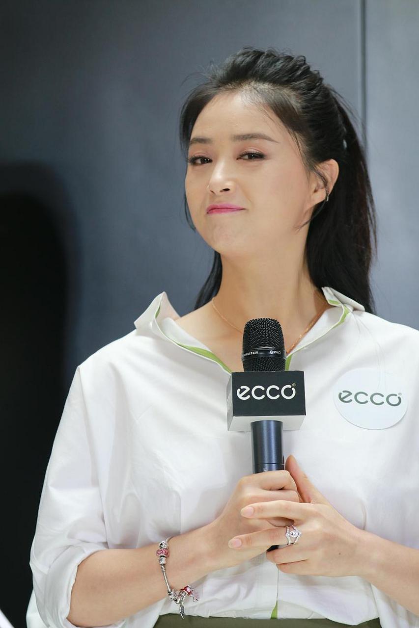 39岁蒋欣一袭肉感"孔雀裙"露面,网友:好怕一个过肩摔把我摔死!