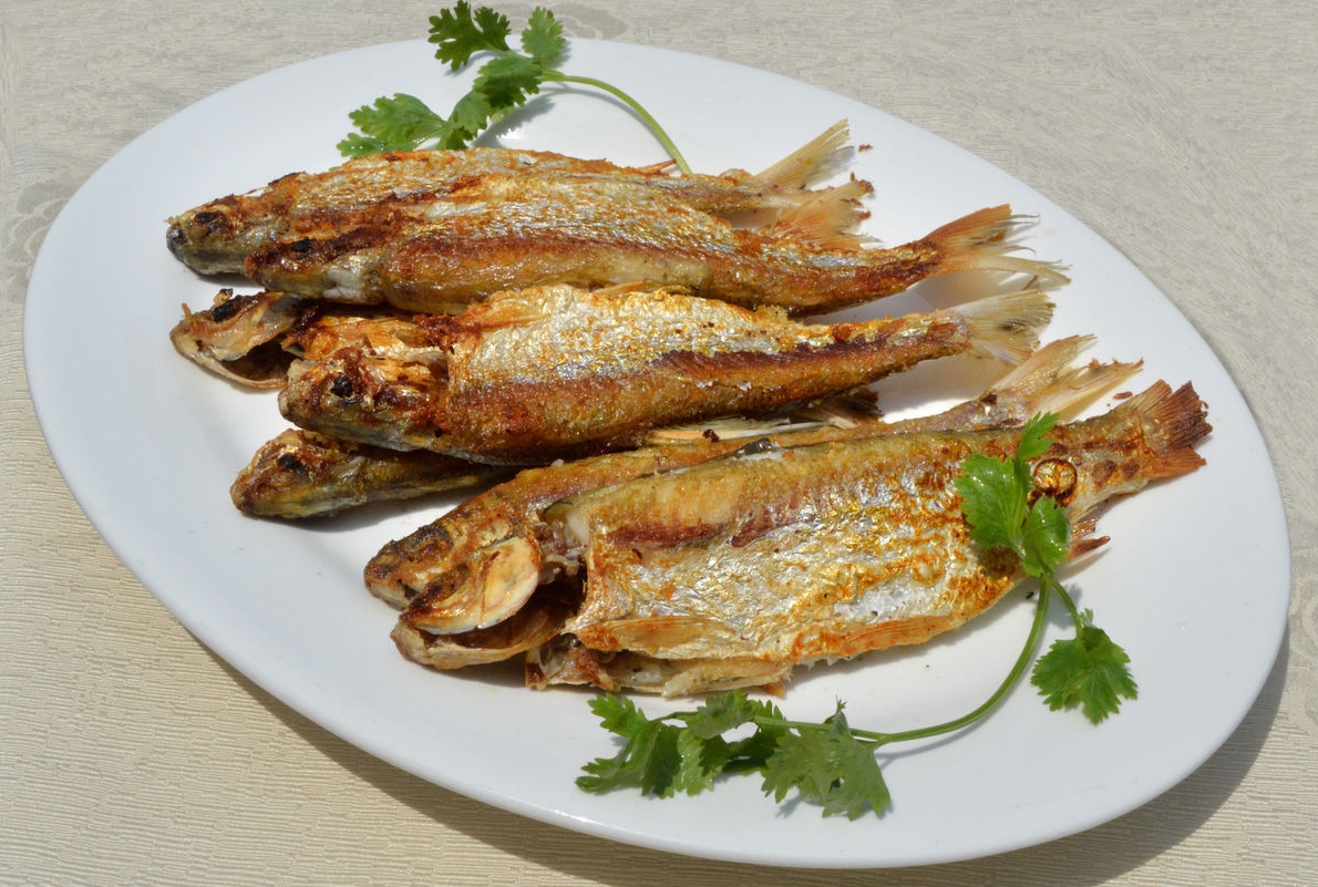 怎样煎鱼不破皮?大厨都会用三个技巧,煎好的鱼不破皮更好吃