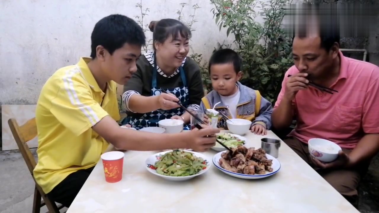 家里谁过生日?波姐早上7点开始做蛋糕做法具体,还做了一桌好菜