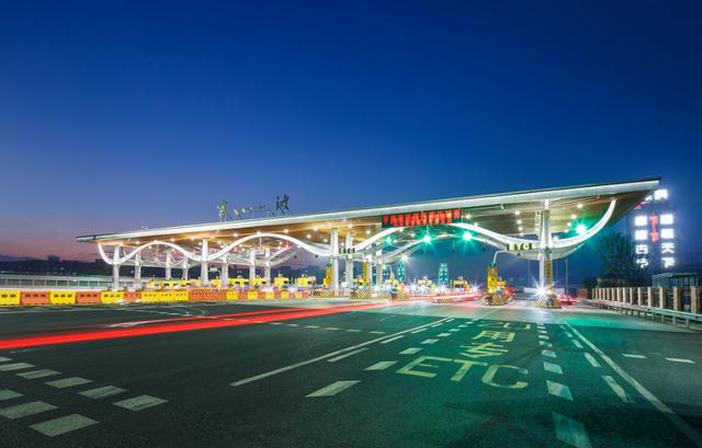 高速收费站忘带钱怎么办?别慌!人间自有真情在