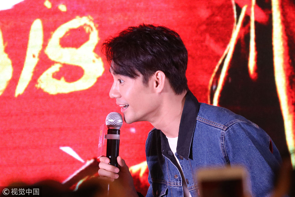 王凯广州路演cos"招财猫"举小拳拳卖萌  为正太粉举话筒显绅士范