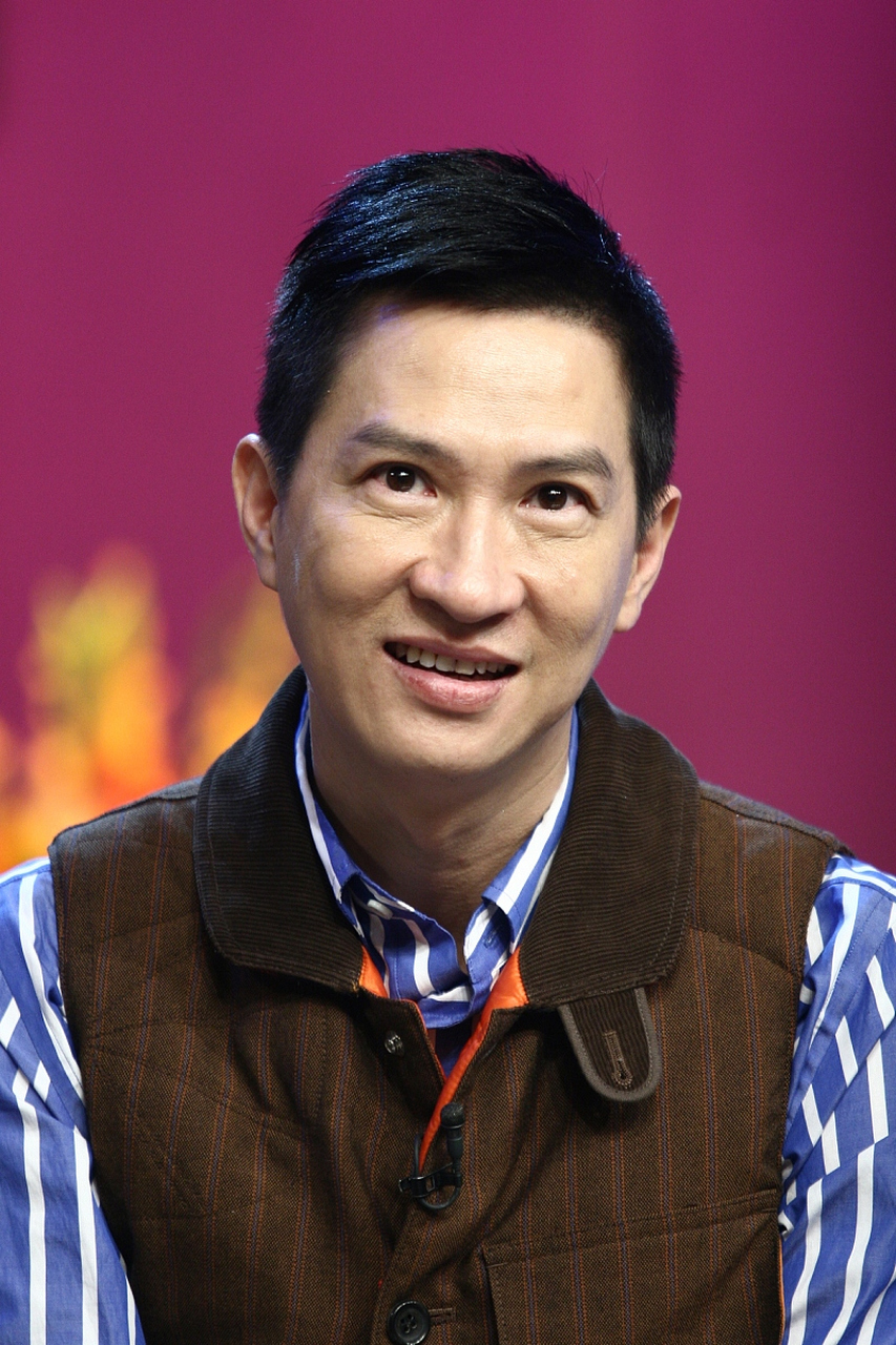 香港演员张家辉(59岁)在郑裕玲(嘟姐)主持的网络节目《the do show》