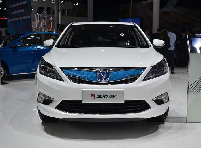 长安-逸动新能源ev300尊享型,靓丽时尚的外观,设计满足需求