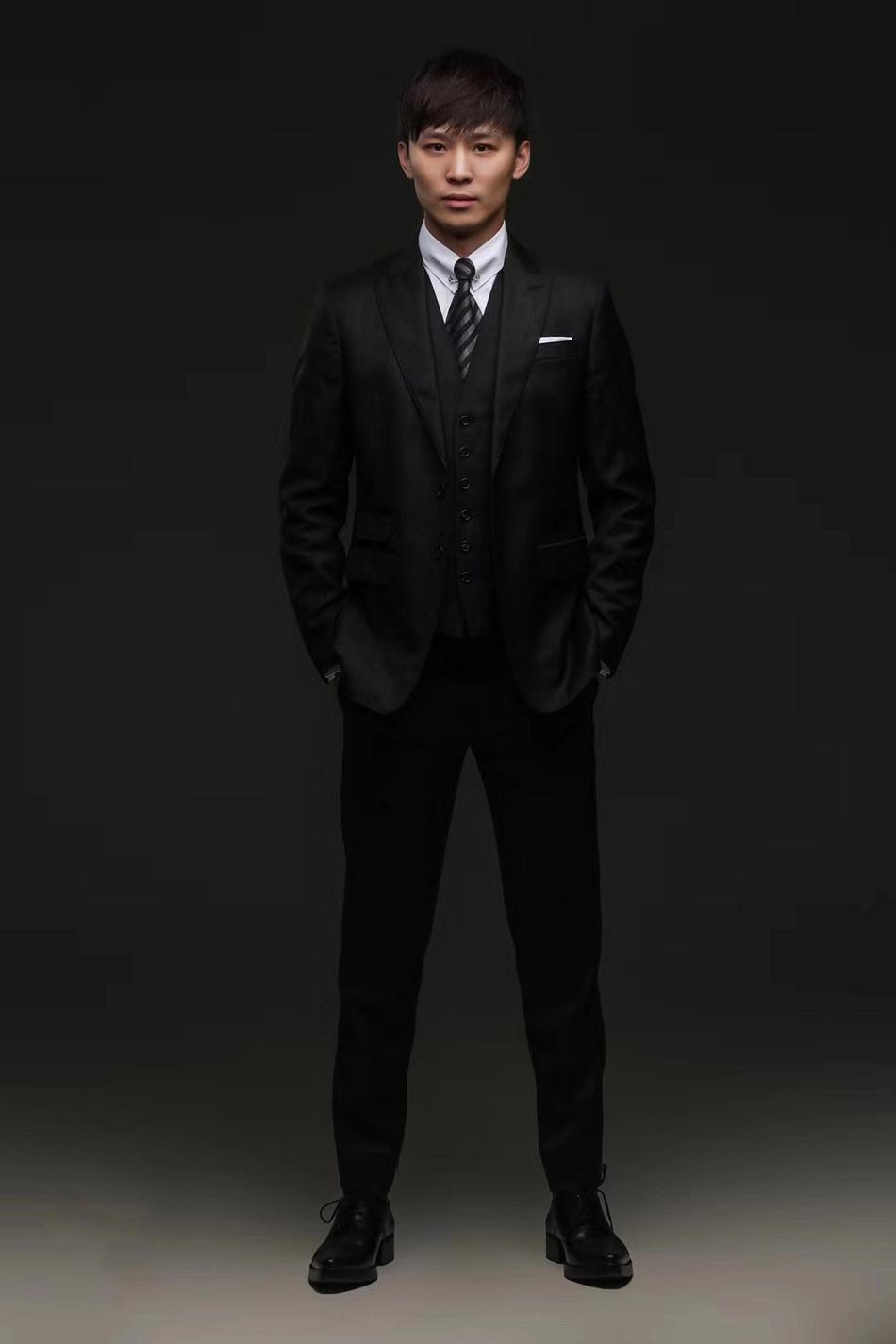 郑爽男友曝西装照风度翩翩 尽显霸道总裁范儿