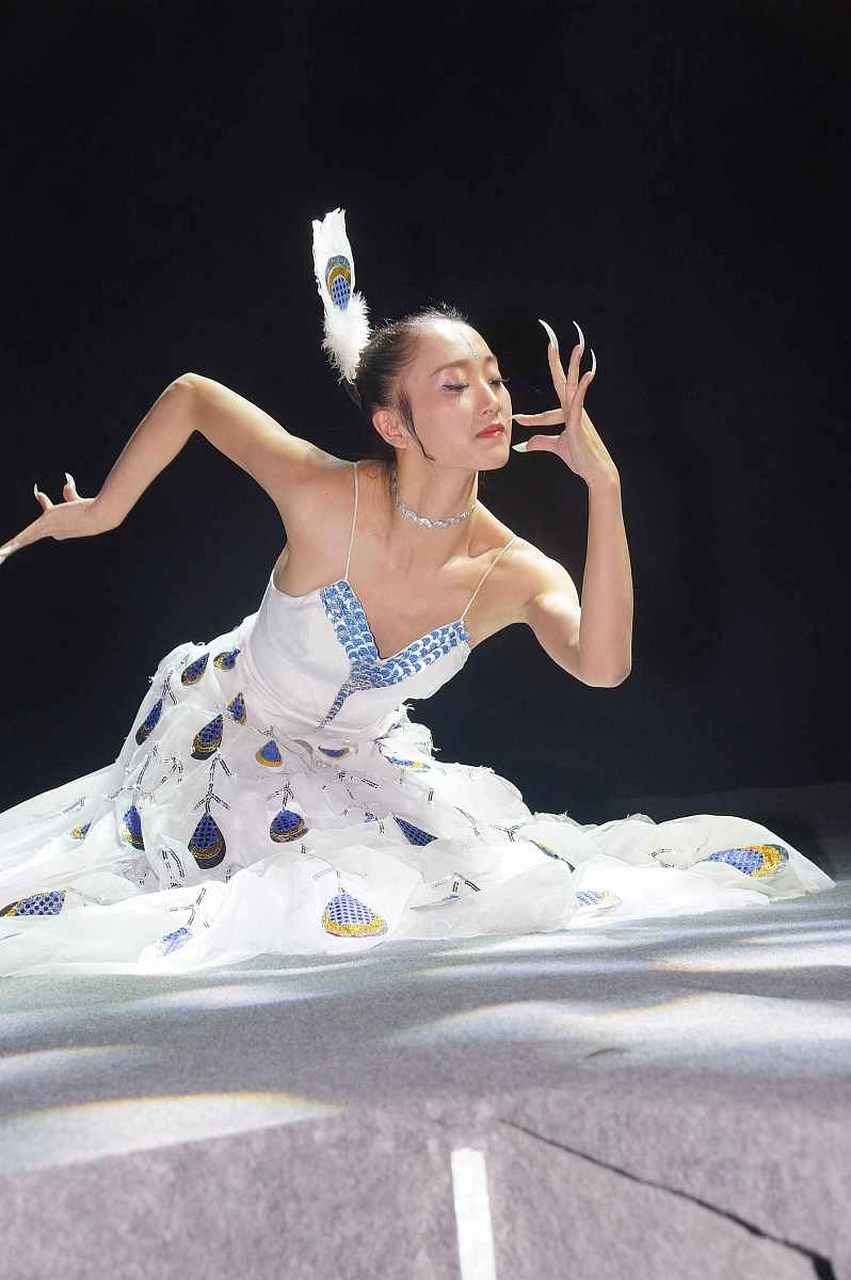 杨丽萍孔雀舞再惹争议,男舞者被指造型大胆近乎赤裸!