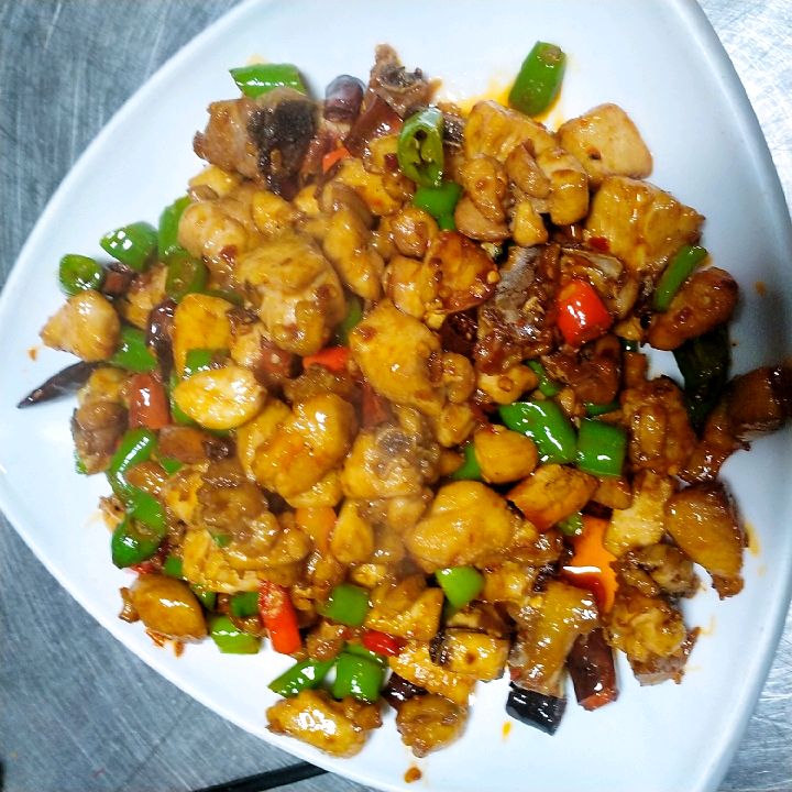 "小炒鸡"又柴又不入味?掌握3个小技巧,肉质鲜嫩口感好