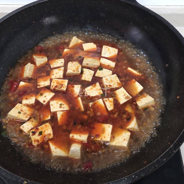 麻婆豆腐的家常做法,色澤紅亮,豆腐嫩滑不碎,配米飯太香了