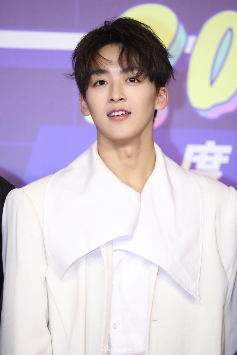 组图:r1se亮相亚洲新歌榜红毯 黑白搭配意气风发帅气有型