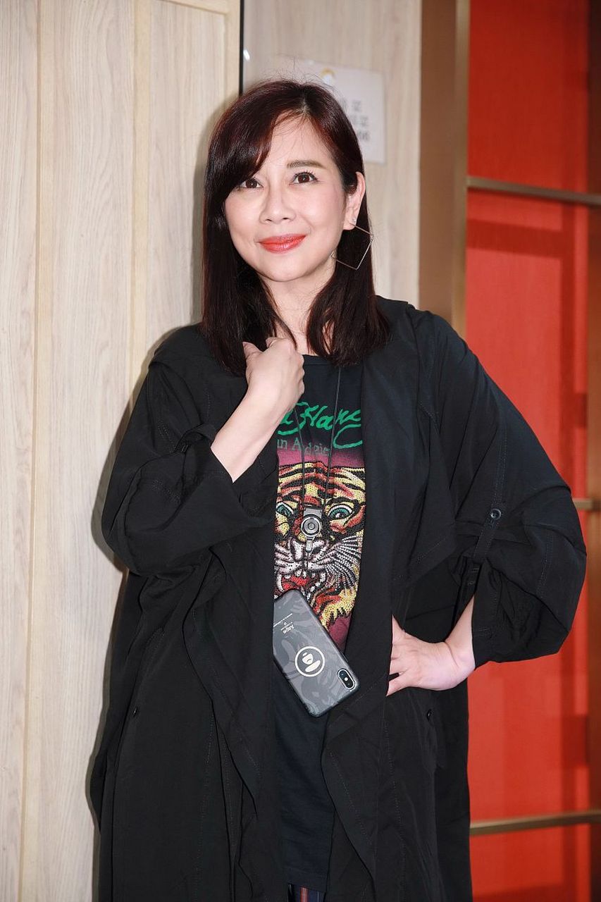 51岁的陈松伶,早年与内地演员张铎缔结良缘,两人共同谱写了幸福的婚姻