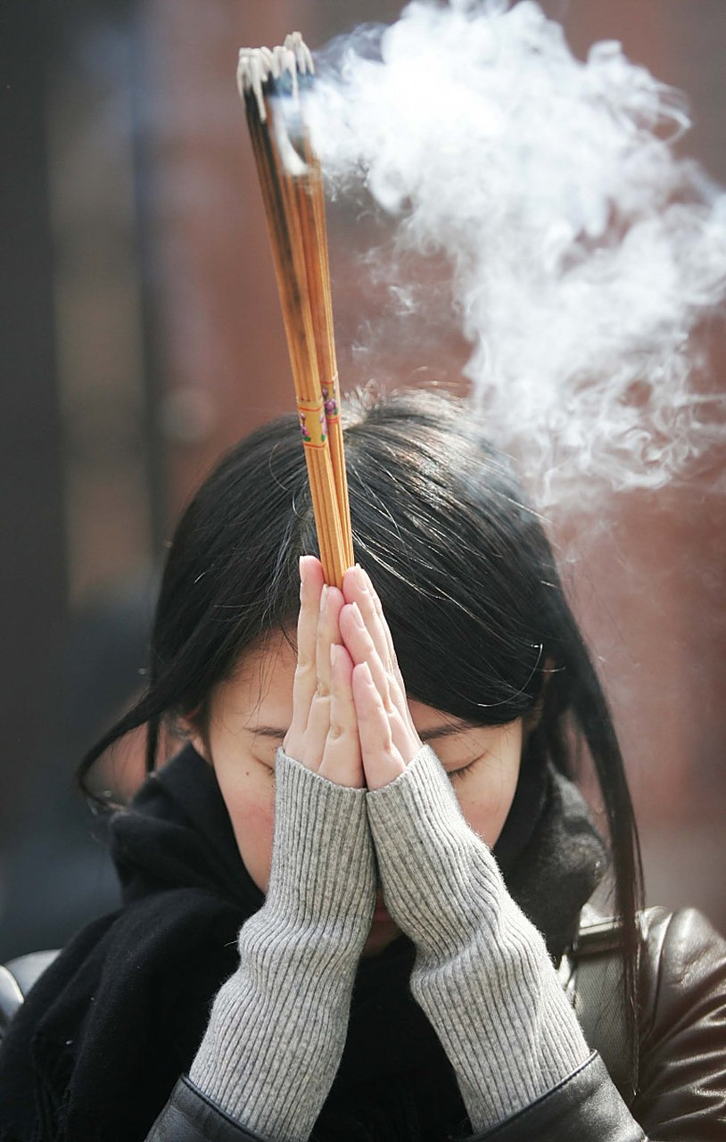 年轻人热衷于祈福的现象背后有多种原因,包括寻找心灵