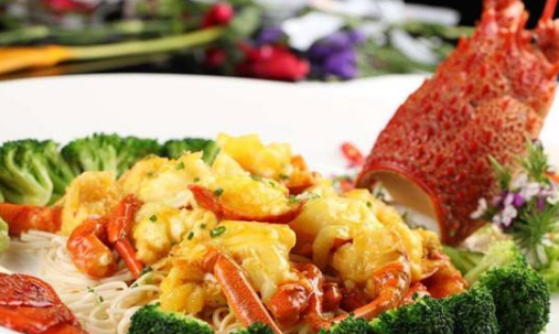 蒜蓉澳洲龙虾:蒜香加鲜美,你怎么能拒绝?风味别具一格.