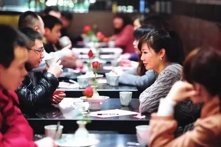 相亲,饭没吃完她就走了,30分钟后的一条消息,让我认定了她