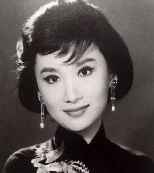 52岁的金庸爱上23岁的林乐怡 不是因为外貌 更多是自由 家的感觉