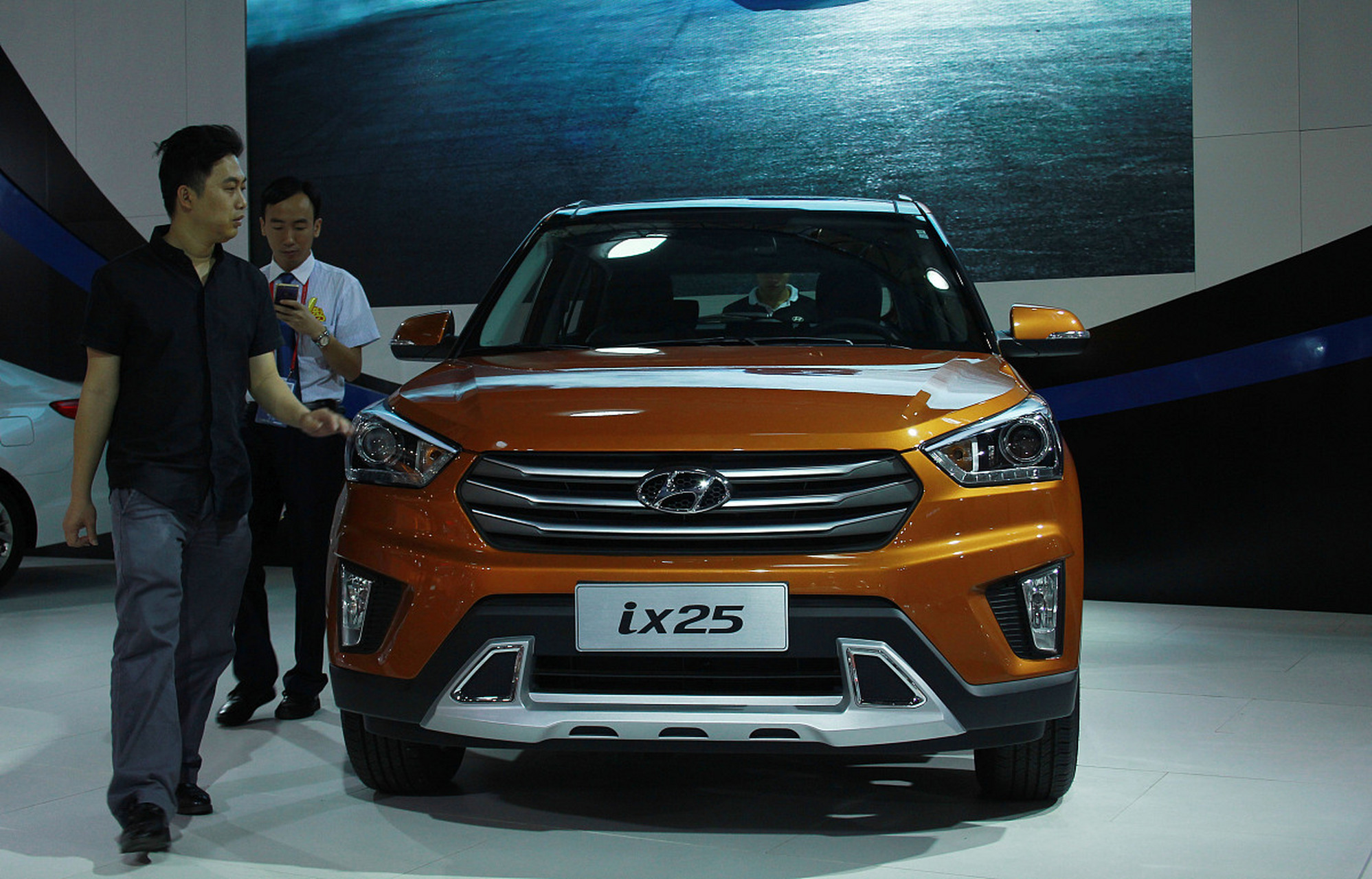 北京现代ix25是一款备受欢迎的小型suv,它在性能,参数,内饰和驾驶体验