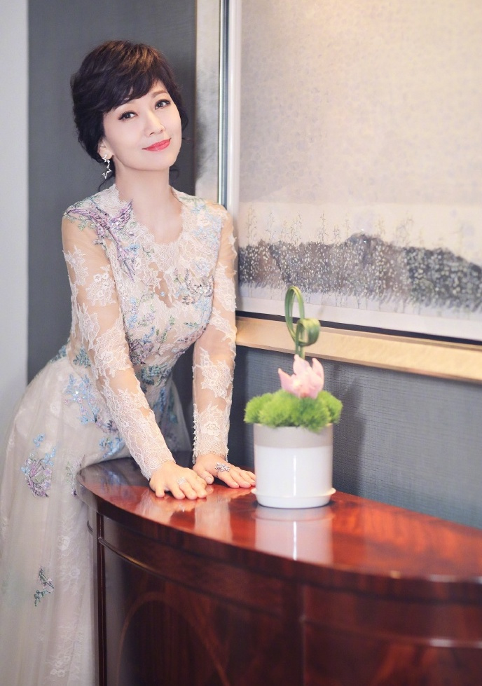 一代女神赵雅芝身穿皮裙俏皮减龄,高雅端庄惹人羡慕