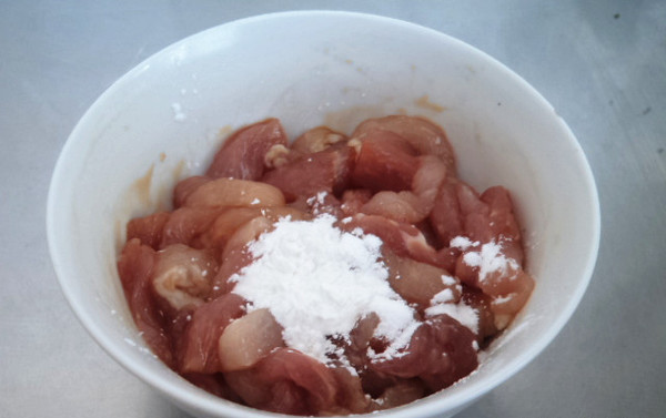 腌肉只能用淀粉?很多人都搞错了,学会这1招,肉又嫩又好吃