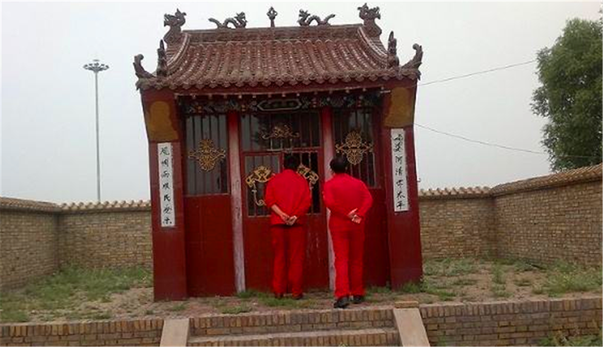 生活俗语:宁住庙后坟前,不住庙前坟后,说的是什么讲究?