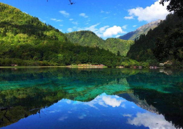 欣赏一组九寨沟风景区的图片,景色看起来十分奇丽.