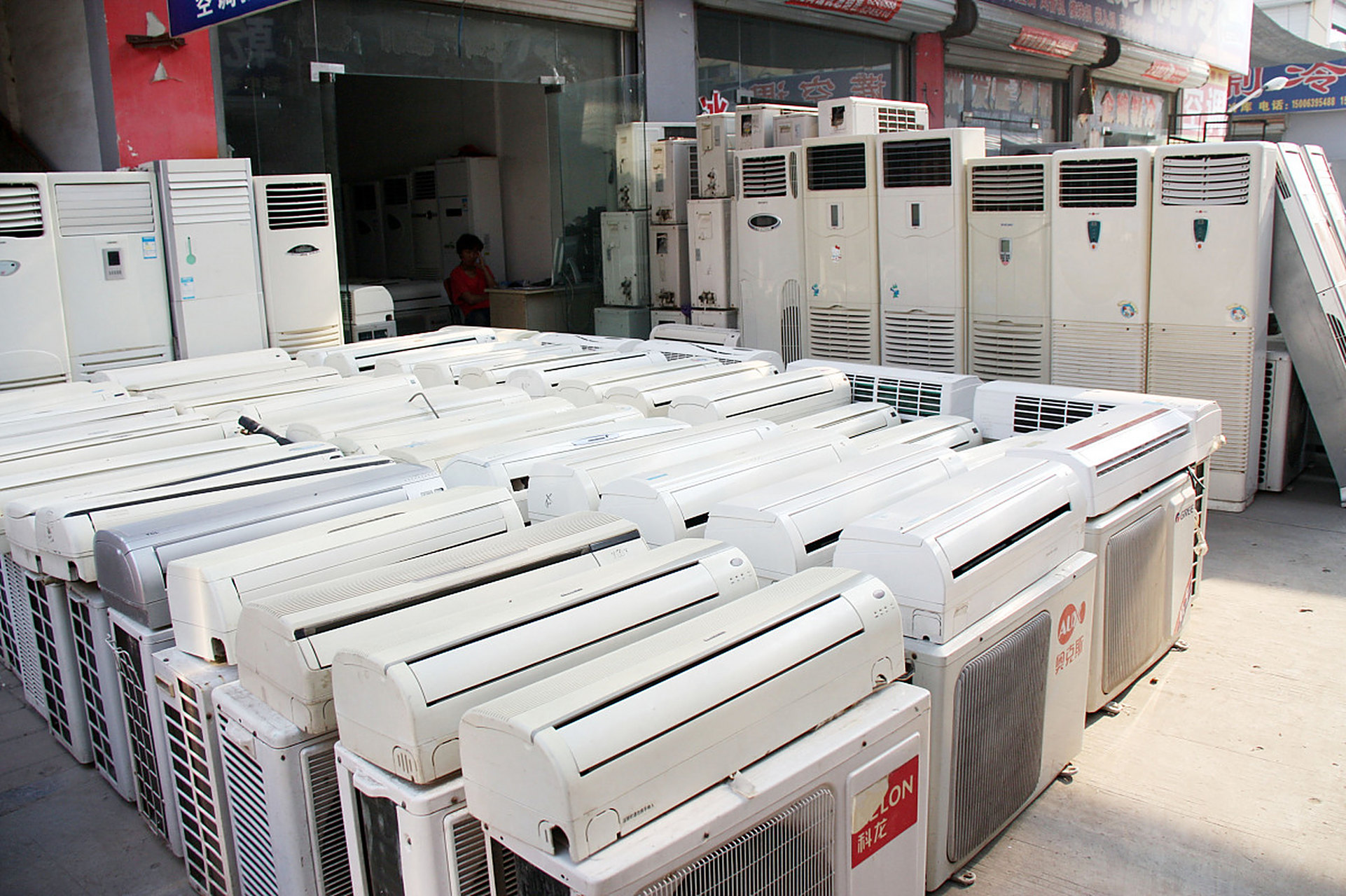 最近有消费者反映,在市场上购买的二手空调存在多种问题,包括噪审大