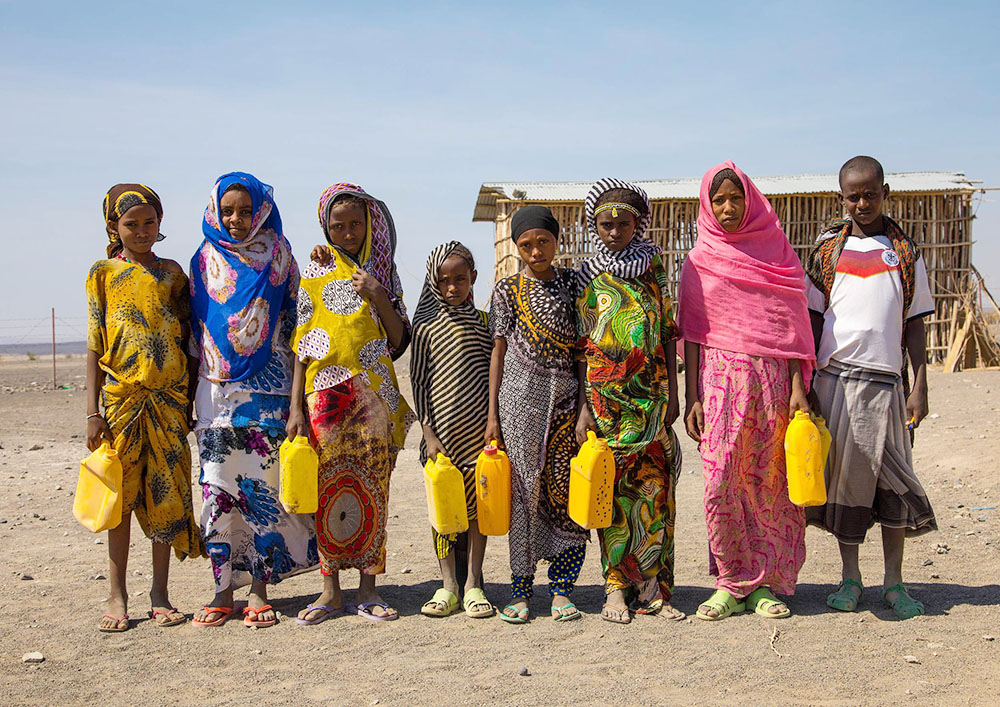 非洲游牧部落阿法遭遇严重旱灾 孩子找到水源才能上学