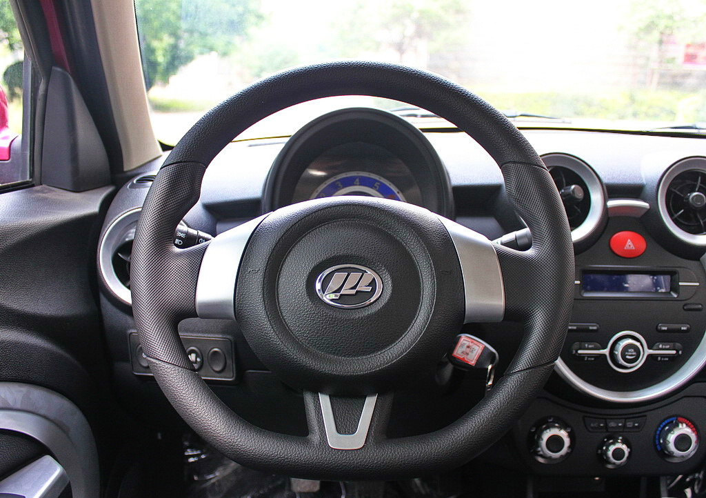 这款车方向盘的设计风格,虽然谈不上奢华但是也不会磕碜.