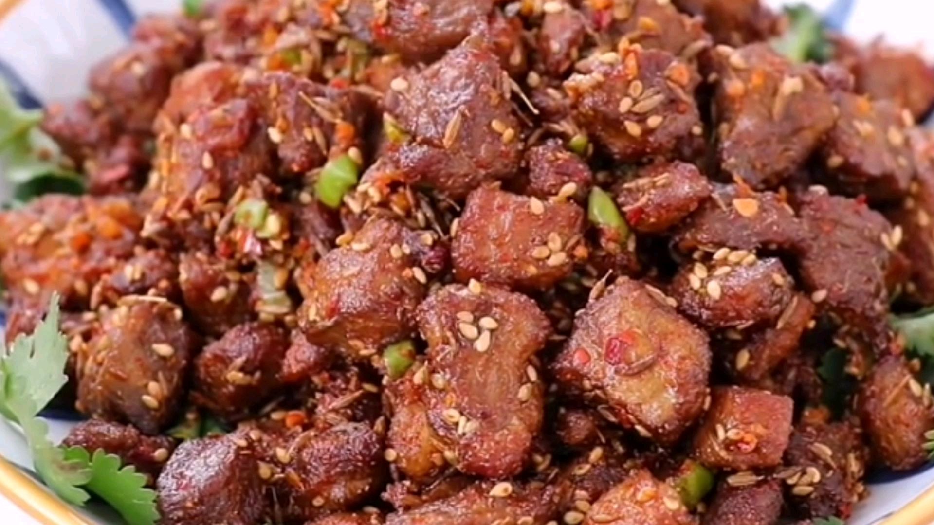 这才是孜然羊肉的家常做法,羊肉细嫩,不腥不膻,方法技巧全在这