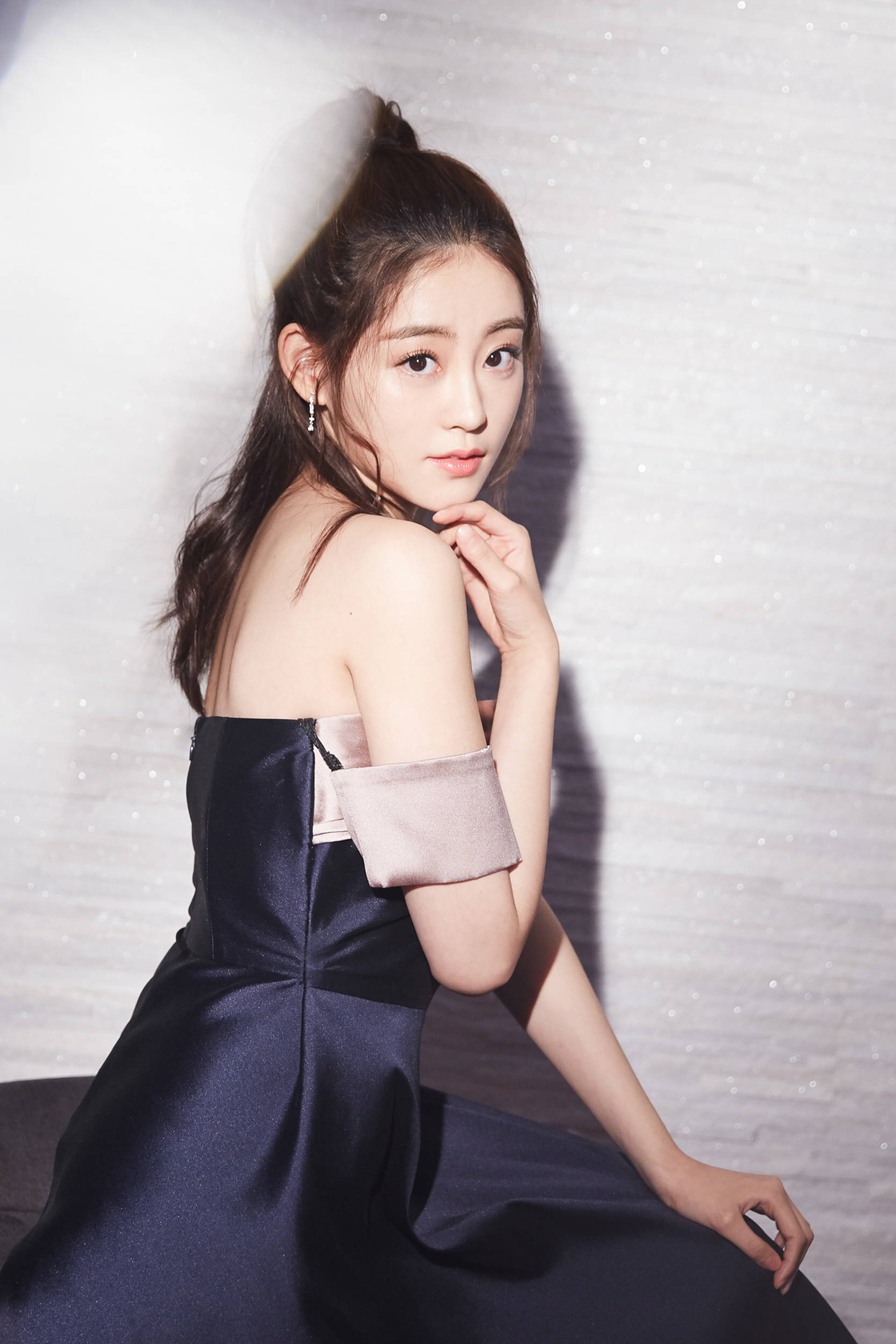 高伟光,嘉行传媒签约艺人,他已经过了小鲜肉的时期,但是长的确实帅,有