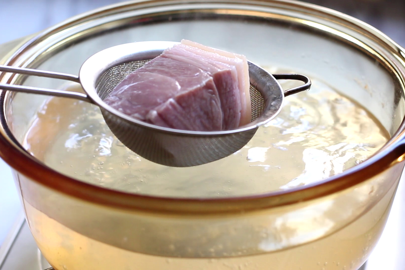 咸肉在清水中煮几分钟,捞出切成小粒待用.