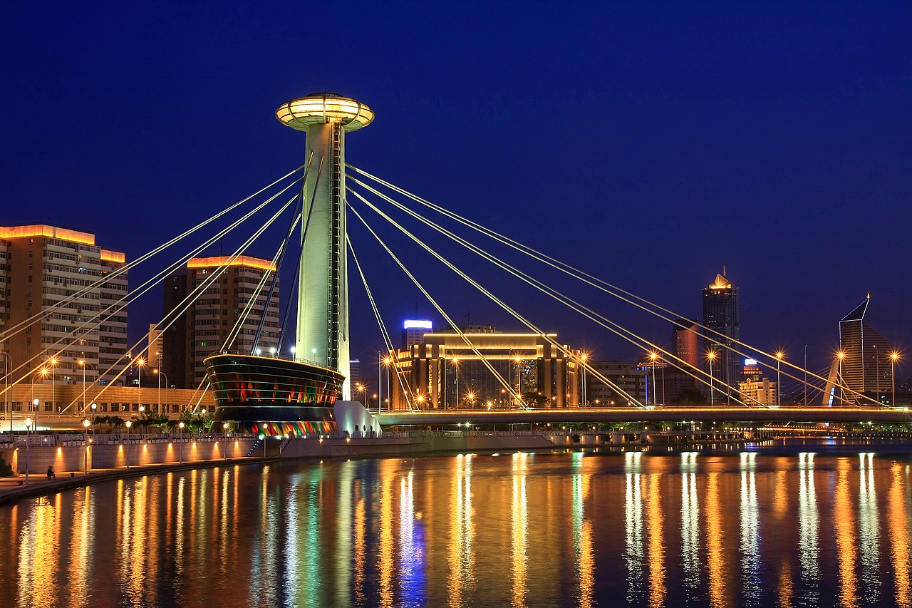 直沽桥(也叫奉化桥),连接天津市河东区和河西区,建于2007年,是天津市