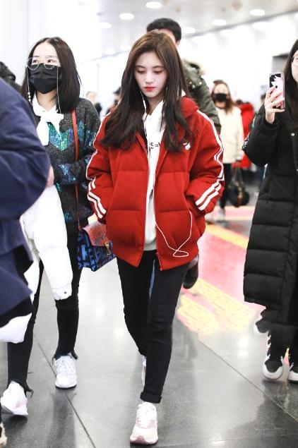 25岁鞠婧祎新年大红袄娇俏丽人,踩双运动鞋少女感十足!