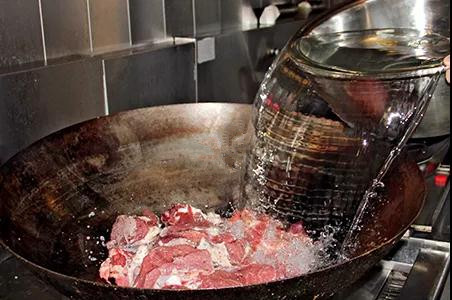 1.取出羊肉300克切成小片,羊杂200克切成条.2.