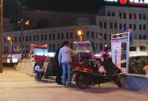 南充市五星花园的王小美,还有他的直播团队