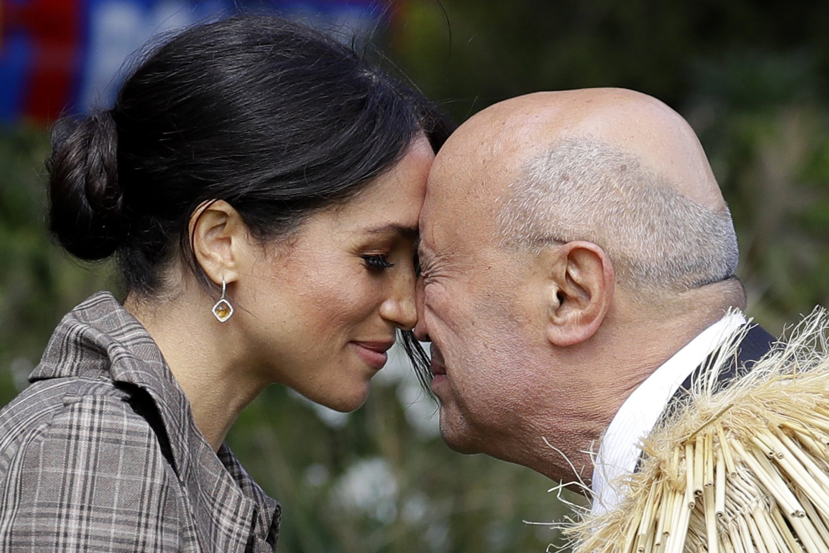 王妃行"碰鼻礼"将对方鼻子顶扁 网友称这鼻子真材实料如假包换