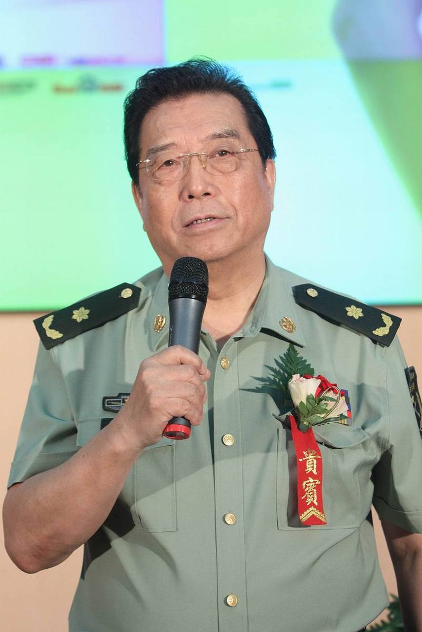 阎肃老师健在时,是毫无疑议的文艺界带头人,对主旋律的把握无出其右.