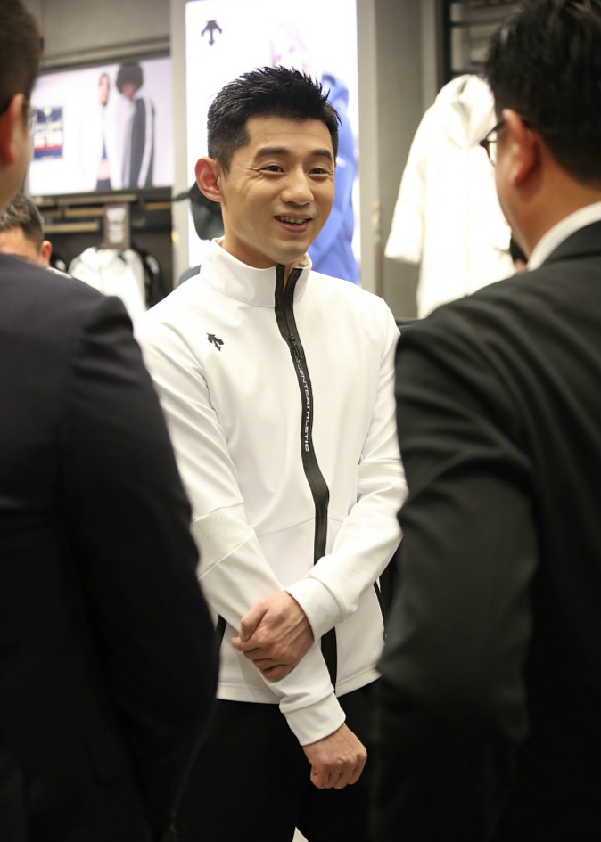 张继科穿白色运动衫亮相痞帅十足 自嘲颜值不够高引迷妹尖叫