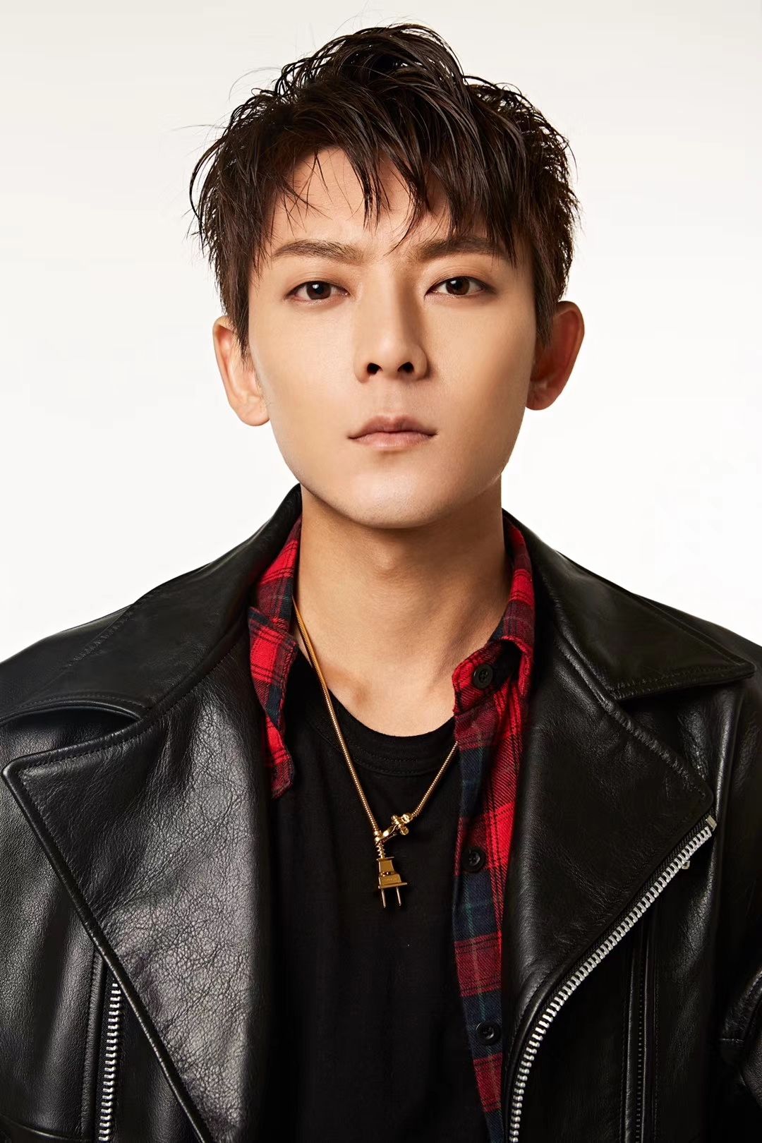 陈翔把头发剪短帅了好几个度!看着清爽有朝气,气质也变了不少