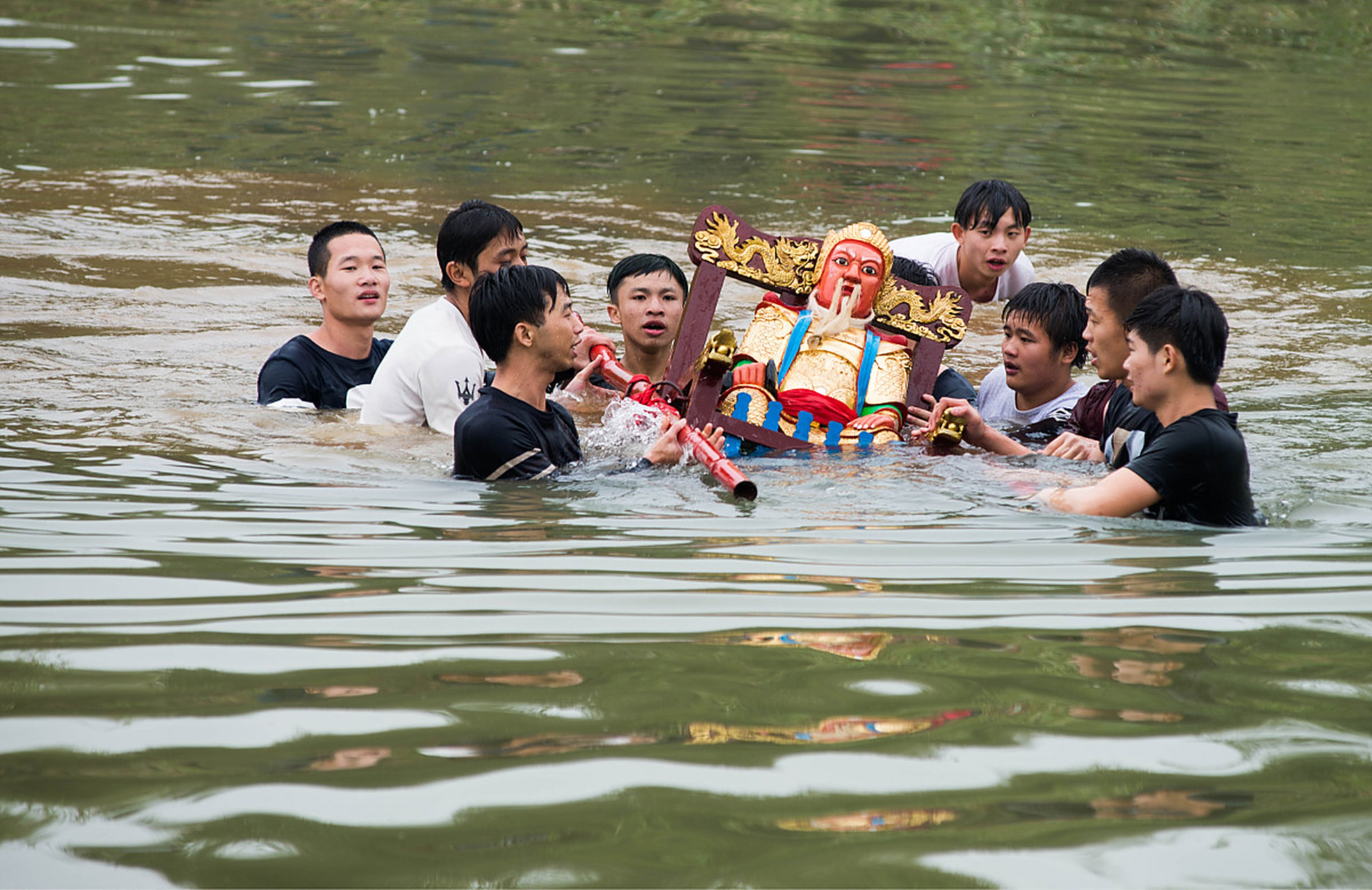 端午习俗之浸龙舟水 端午节前后,南方地区会有强降水
