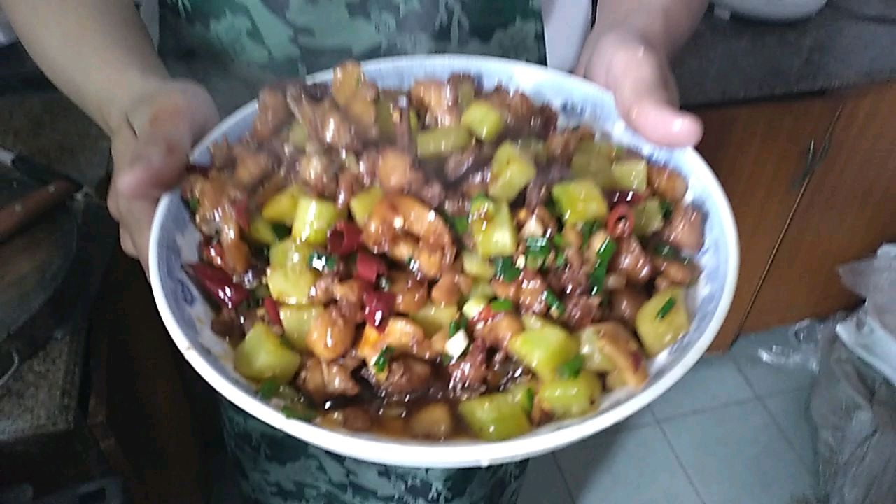 人到中年必须雄起,摆地摊回家炒份干锅兔,太香了